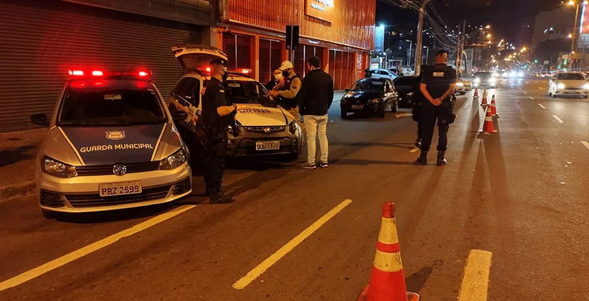 Agentes em blitz de trânsito à noite