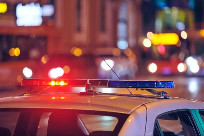 Luzes de viatura policial na rua